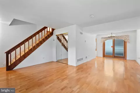 Living - 6 Whitemarsh Ct, Dover, DE 19904 photo 2 of 3