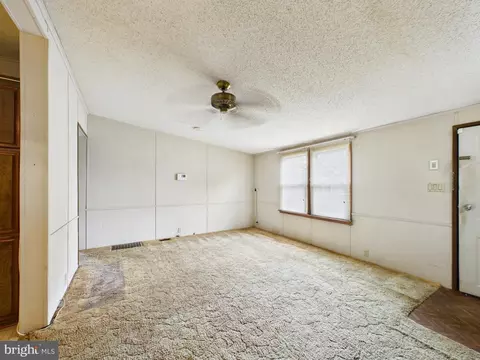Living - 136 Gordon Pl, Dover, DE 19901 photo 2 of 3