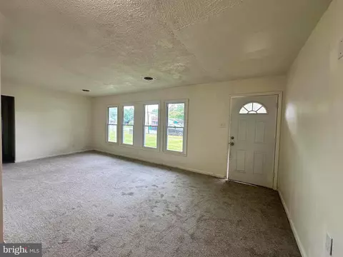 Living - 105 N Governors Blvd, Dover, DE 19901 photo 2 of 3