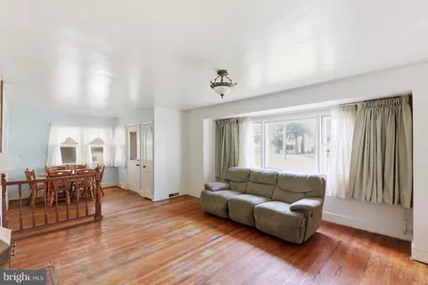 Living - 818 E Division St, Dover, DE 19901 photo 2 of 3