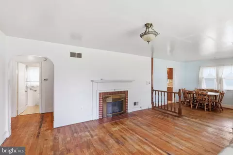 Living - 818 E Division St, Dover, DE 19901 photo 3 of 3