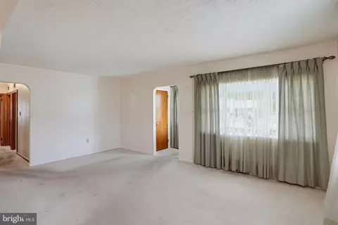 Living - 159 Evergreen Dr, Dover, DE 19901 photo 5 of 9