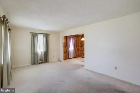 Living - 159 Evergreen Dr, Dover, DE 19901 photo 2 of 9