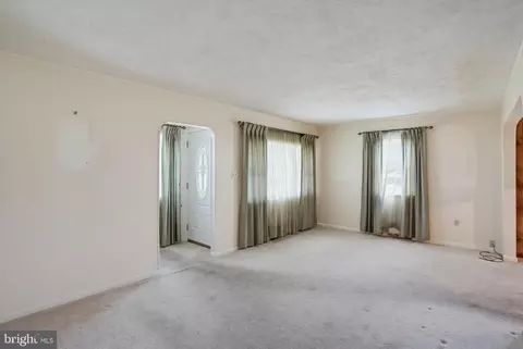 Living - 159 Evergreen Dr, Dover, DE 19901 photo 1 of 9