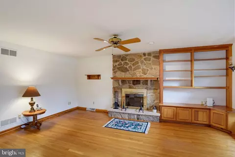 Living - 206 Beech Dr, Dover, DE 19904 photo 2 of 6