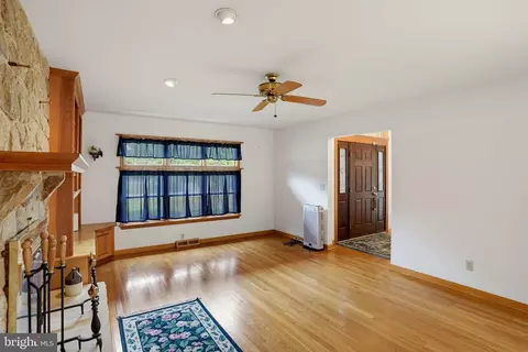 Living - 206 Beech Dr, Dover, DE 19904 photo 3 of 6