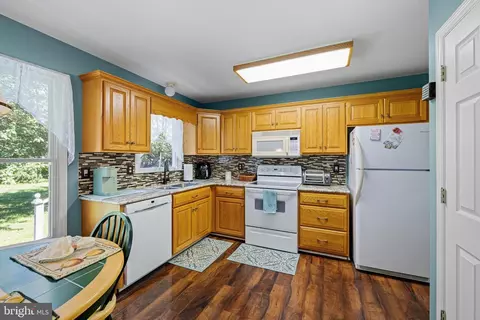 Kitchen - 48 Attix Dr, Dover, DE 19904 photo 2 of 2