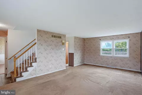 Living - 5 Yorkshire Ct, Dover, DE 19901 photo 3 of 6