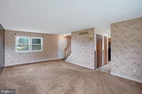 Living - 5 Yorkshire Ct, Dover, DE 19901 photo 1 of 6