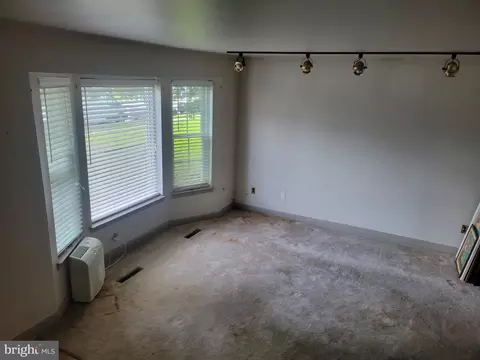 Living - 27 Heritage Dr, Dover, DE 19904 photo 2 of 2