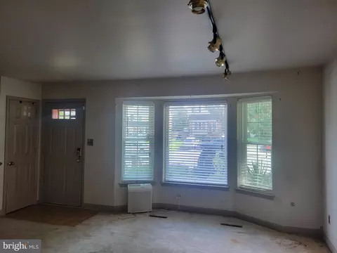 Living - 27 Heritage Dr, Dover, DE 19904 photo 1 of 2