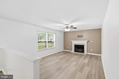 Living - 133 Red Oak Dr, Dover, DE 19904 photo 3 of 4