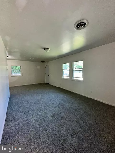 Living - 6 Washington Pl, Dover, DE 19901 photo 1 of 2