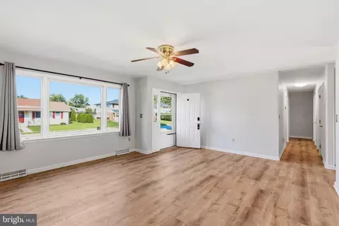 Living - 949 Janeka Ln, Dover, DE 19904 photo 2 of 8
