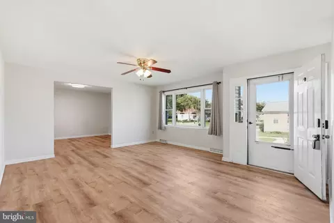 Living - 949 Janeka Ln, Dover, DE 19904 photo 1 of 8