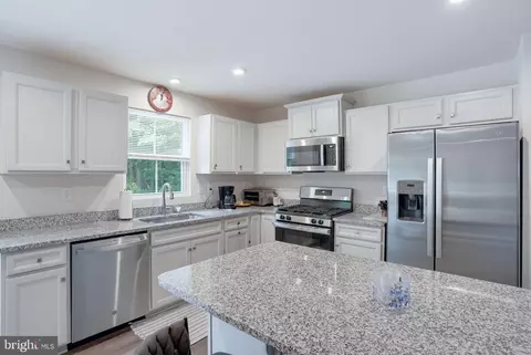 Kitchen - 427 Alezach Dr, Dover, DE 19901 photo 3 of 4