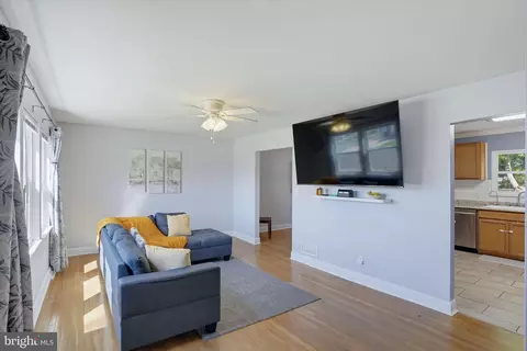 Living - 713 Pear St, Dover, DE 19904 photo 2 of 3
