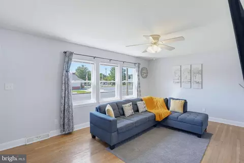 Living - 713 Pear St, Dover, DE 19904 photo 1 of 3