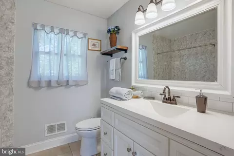 Bath - 713 Pear St, Dover, DE 19904 photo 2 of 3