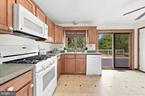 Kitchen - 464 Fieldcrest Dr, Dover, DE 19904 photo 2 of 3