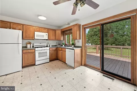 Kitchen - 464 Fieldcrest Dr, Dover, DE 19904 photo 3 of 3