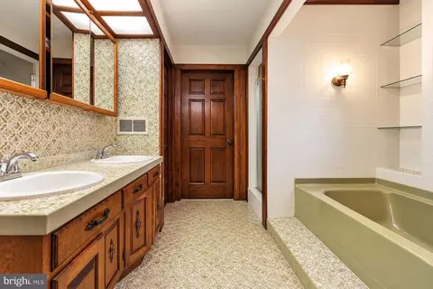 Bath - 6 Winged Foot Rd, Dover, DE 19904 photo 2 of 4
