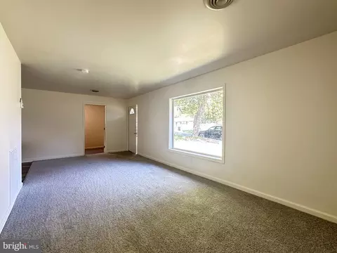 Living - 2 Washington Pl, Dover, DE 19901 photo 2 of 3