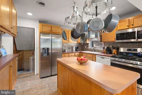 Kitchen - 944 Sunset Ter, Dover, DE 19904 photo 3 of 4