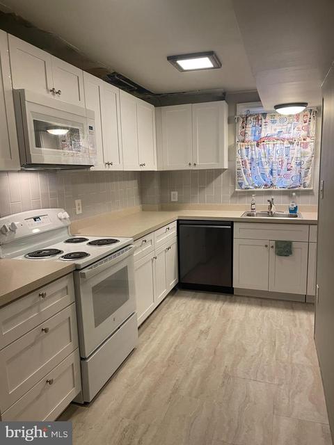22 N Pennewell Dr, Wilmington, DE 19809