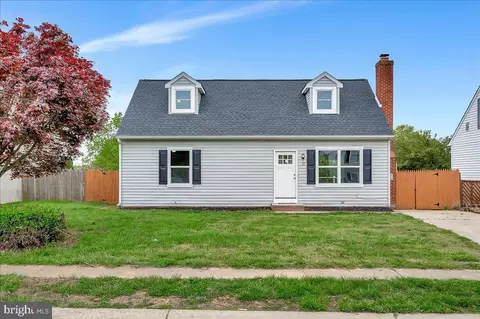 17 Country Ln, Newark, DE 19702