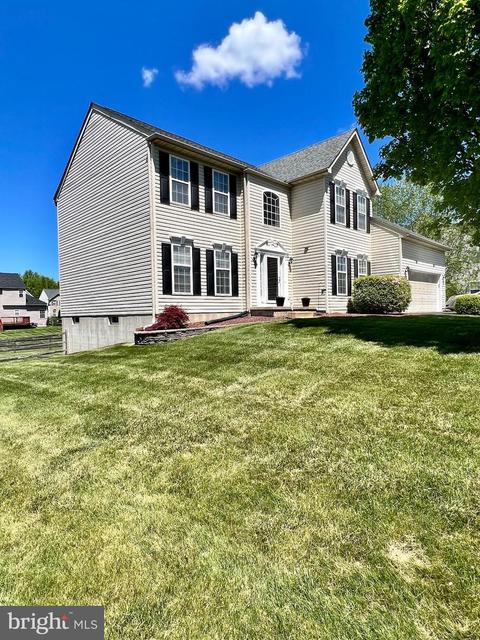 8 Whirlaway Dr, Bear, DE 19701