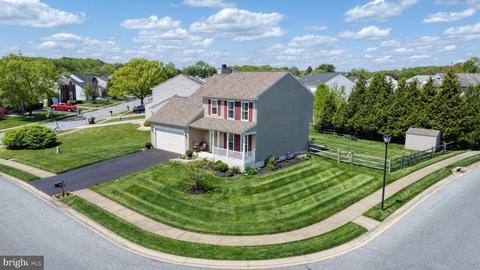 301 Treetop Cir, Bear, DE 19701