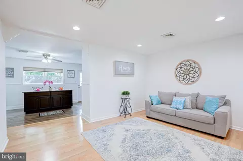 102 Lynch Farm Dr, Newark, DE 19713