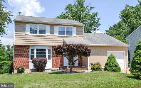 12 Donwood Dr, New Castle, DE 19720