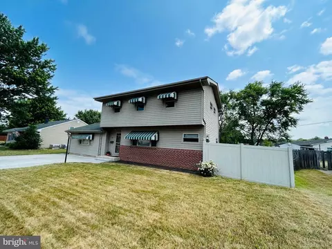 8 Pearson Dr, Newark, DE 19713 photo 2