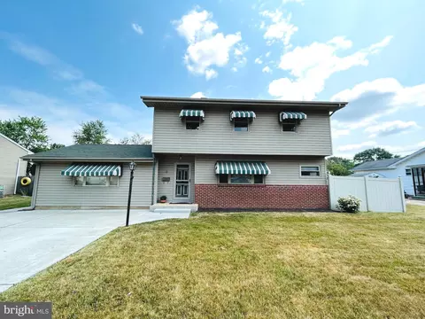 8 Pearson Dr, Newark, DE 19713