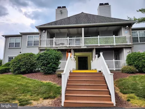 1504 Waters Edge Dr, Newark, DE 19702