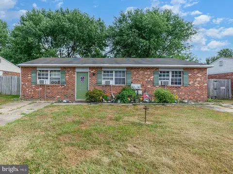 17 Bach Dr, Newark, DE 19702