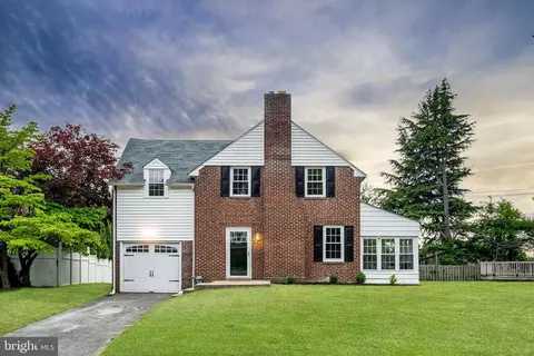 16 W Salisbury Dr, Wilmington, DE 19809
