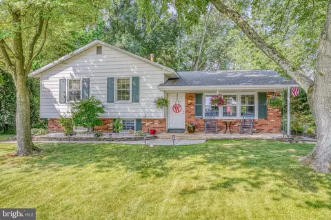 2 Greenfield Ct, Newark, DE 19713