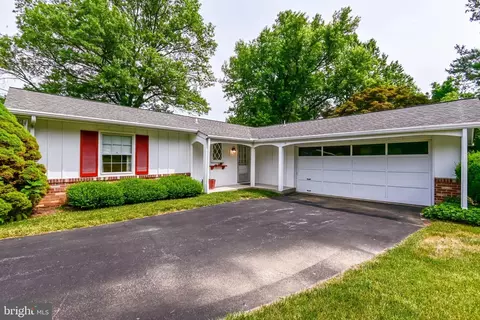12 Crest Dr, Hockessin, DE 19707