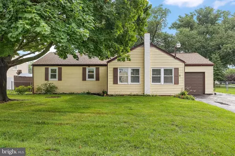 15 Darwin Rd, Newark, DE 19702