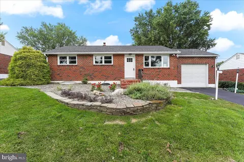 6 Holly Dr, New Castle, DE 19720
