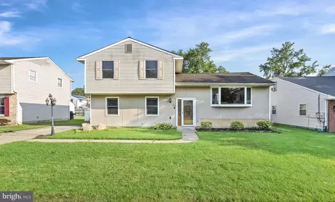 63 Upland Ct, Newark, DE 19713