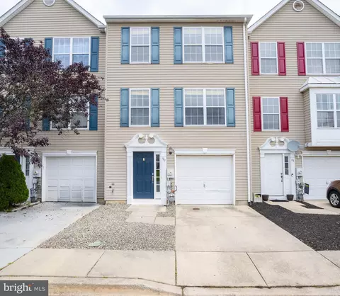 50 Versailles Ct, Newark, DE 19702