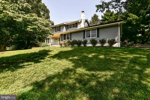 8 Canter Cir, Newark, DE 19711