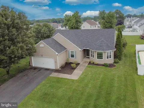 258 E Flagstone Dr, Newark, DE 19702