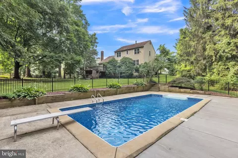 8 Pin Oak Ln, Hockessin, DE 19707
