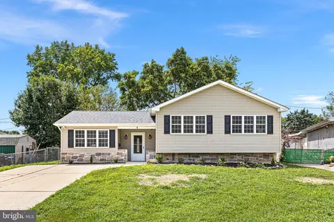 4 Elk Ln, Newark, DE 19713