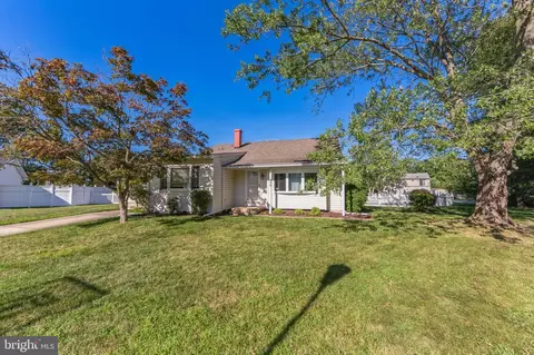 38 Woodfield Ct, Newark, DE 19713